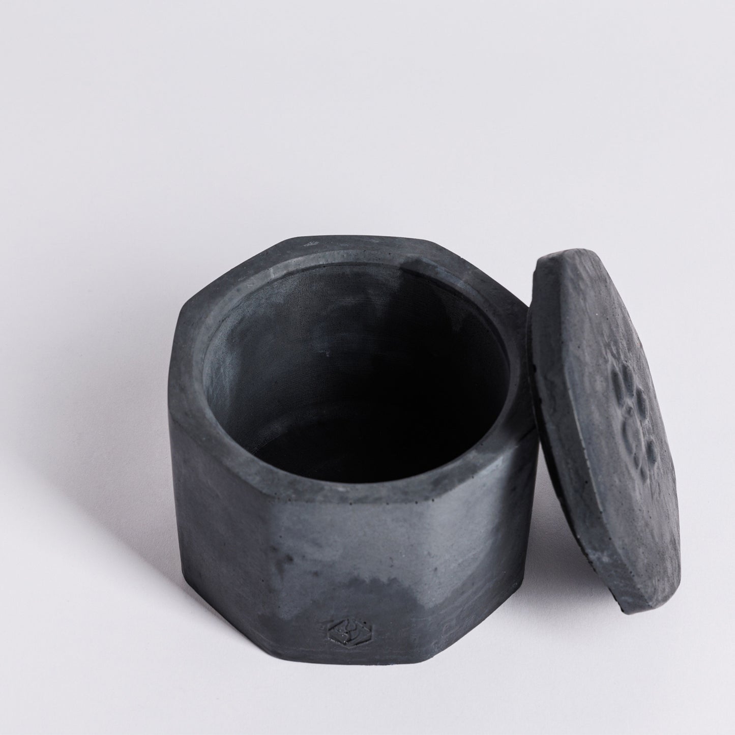 Animal urn