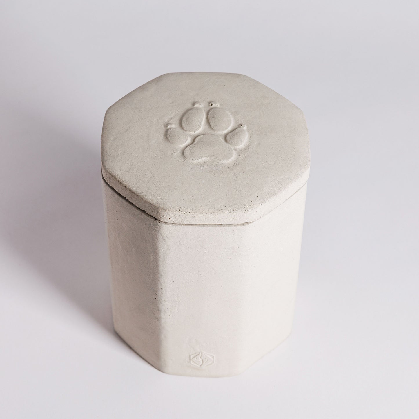 Animal urn