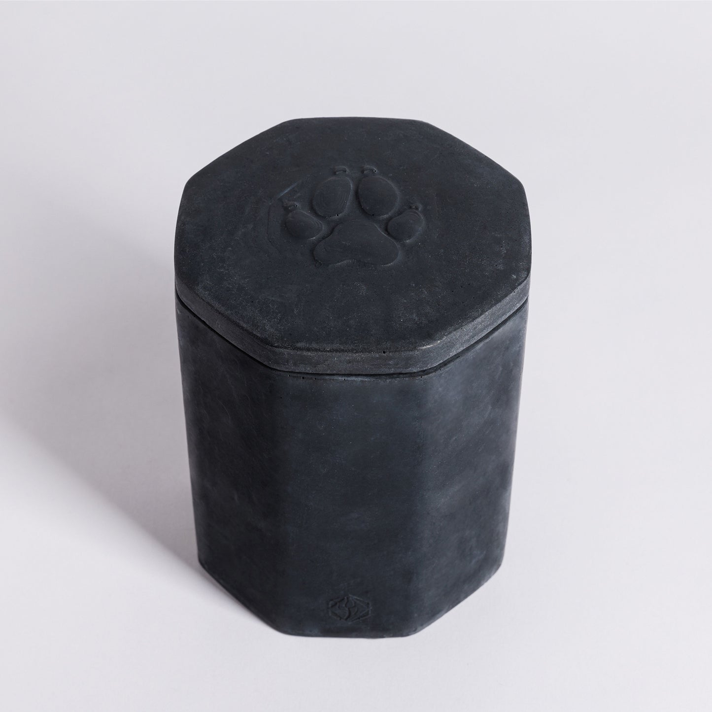Animal urn